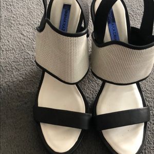 BCBGMAXAZRIA WHITE AND BLACK. OPEN TOE HEEL